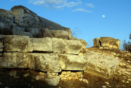 Uzunjaburch的石块柱形月亮图片