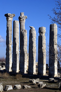 土耳其Uzunjaburch的宙斯寺庙柱图片