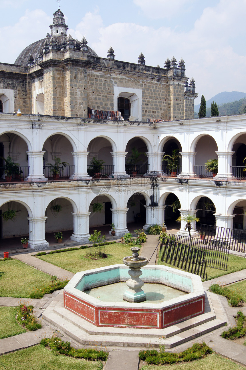 在安提瓜危地马拉的EscueladeChristo修道院的子里喷泉图片