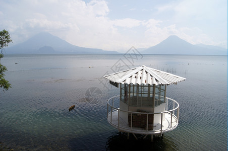 危地马拉帕纳杰尔阿蒂特兰湖上的圆形小屋图片