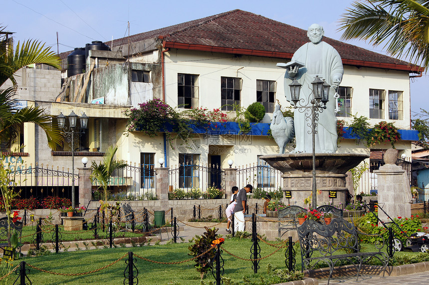 危地马拉圣佩德罗德阿蒂特兰教堂附近的赛因彼得纪念碑图片
