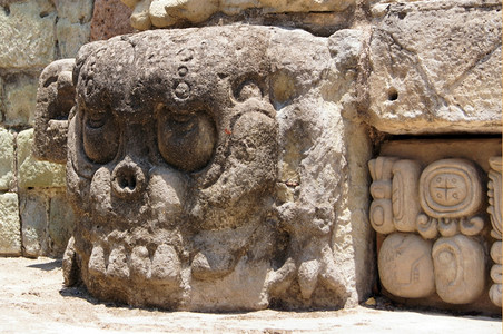 洪都拉斯科潘玛雅金字塔上的巨石头骨背景图片