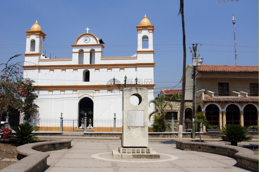 洪都拉斯CopanRuinas镇主要广场上的旧白教堂图片