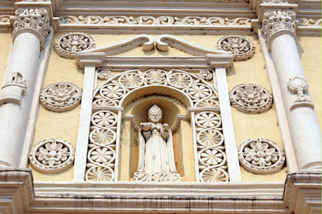 洪都拉斯科马亚瓜大教堂露面上的圣徒图片