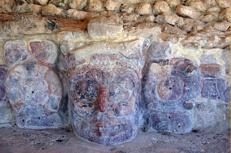 墨西哥坎佩切附近Edzna废墟上的玛雅神大面具背景图片