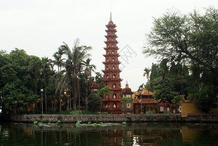 越南河内河泰湖上的蔡庄古柯宝塔图片