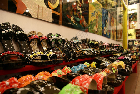 越南市场上的鞋子和纪念品背景图片