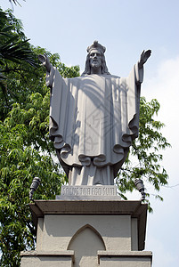 印度尼西亚雅加达教堂附近的基督雕塑图片