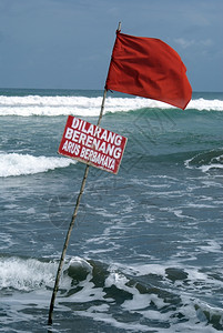 印度尼西亚海滩上不准游泳和悬挂红旗图片