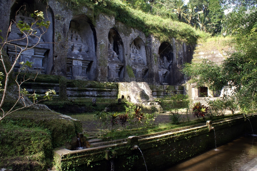 印度尼西亚巴厘州GuungKawi的洞穴和水图片