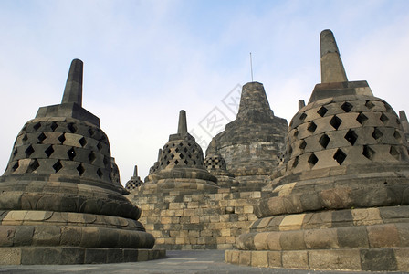 印度尼西亚爪哇婆罗浮屠佛寺中的佛塔图片
