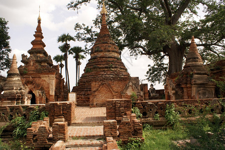 缅甸曼德勒因瓦大树下的砖塔图片