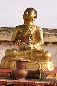 缅甸曼德勒因瓦MahaAungmyeBonzan修道院金佛图片