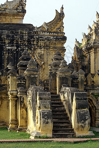 缅甸曼德勒因瓦MahaAungmyeBonzan修道院楼梯图片