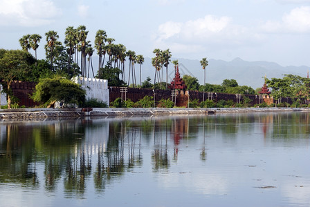 缅甸曼德勒宫殿的摩特和墙图片