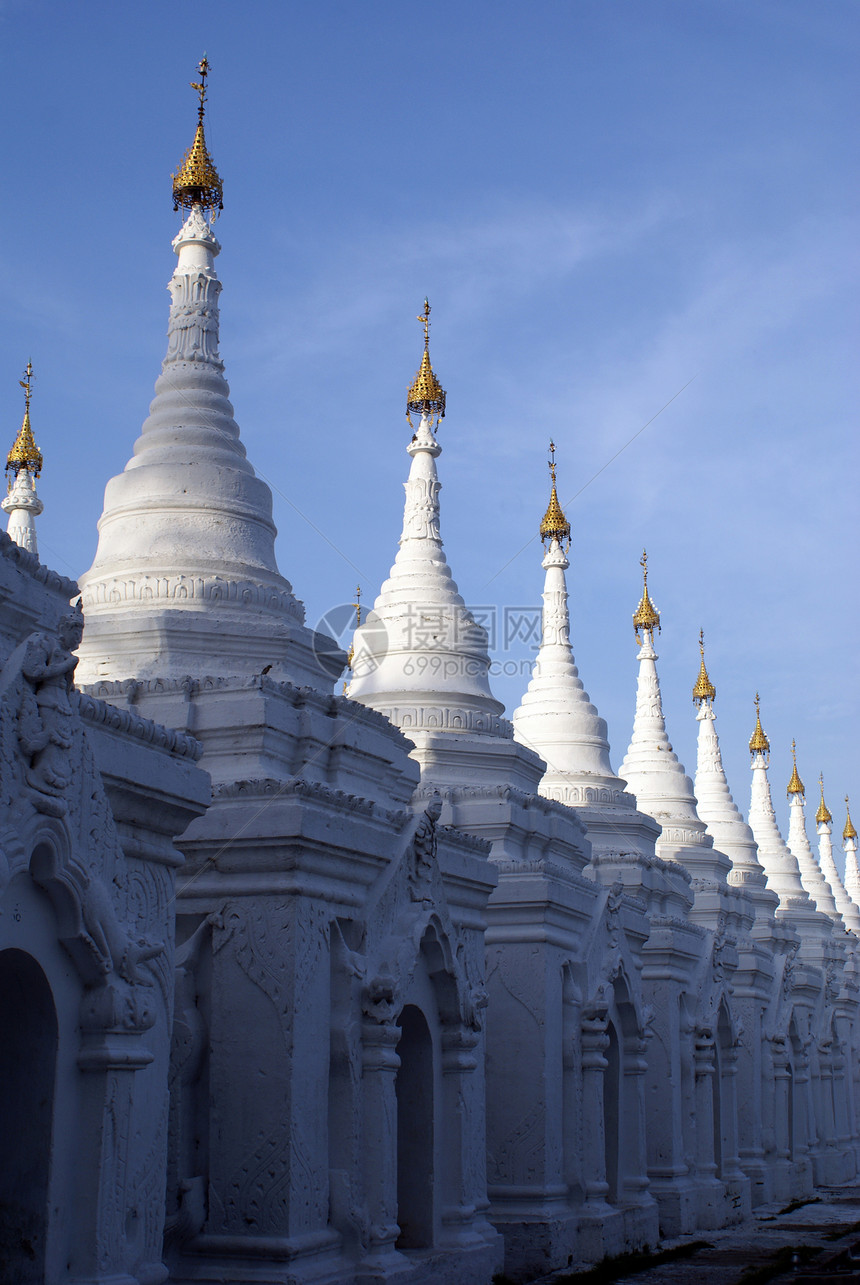 缅甸曼德勒市SandamananiPaya的白尖塔加金顶图片