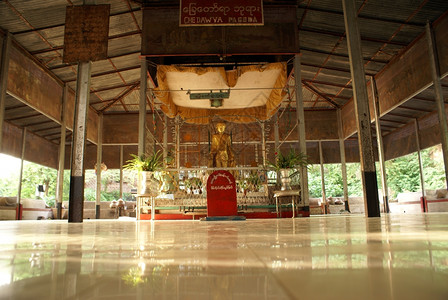 缅甸曼德勒山庙内金佛宁静的高清图片素材