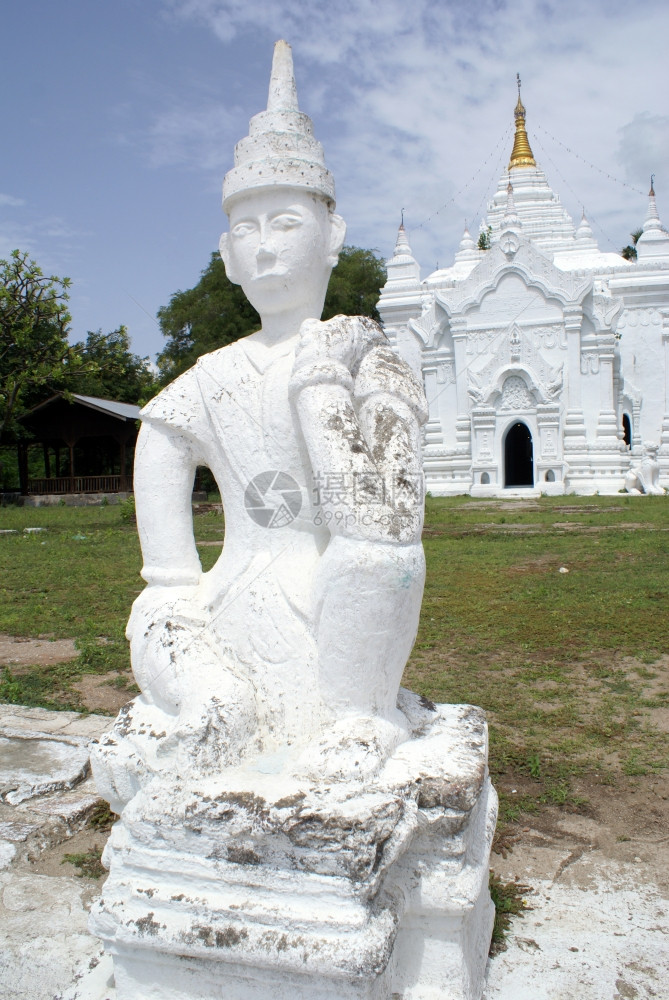 缅甸曼德勒明贡的白雕像和寺庙图片