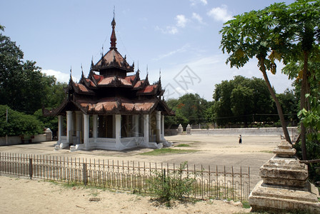 缅甸曼德勒明贡的Wodden有钟的Wodden塔图片