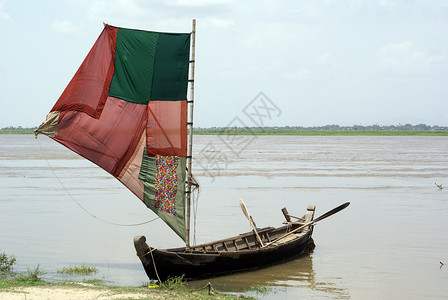 半江瑟瑟半江红缅甸曼德勒附近河上挂着红帆的船背景