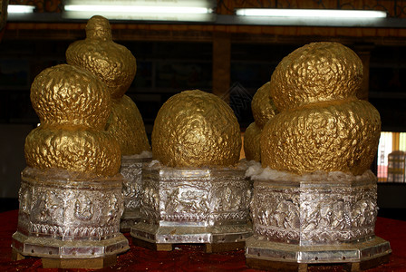 缅甸内尔湖修道院佛教圣殿上的金蛋背景