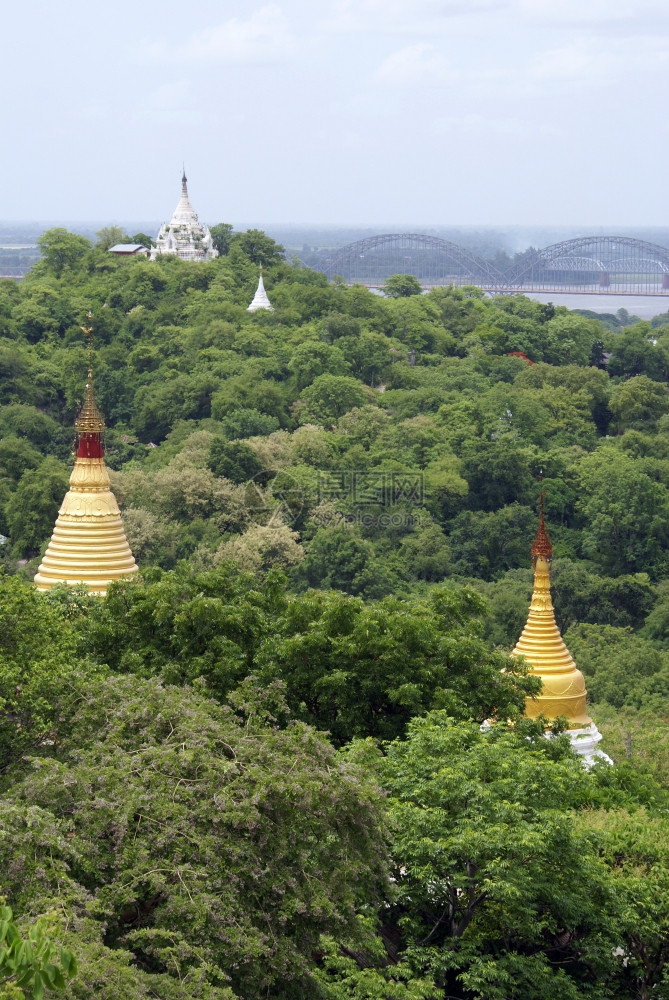缅甸曼德勒萨干山上的佛塔和桥梁图片