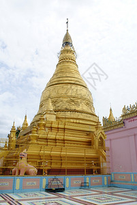 缅甸曼德勒萨甘山金色佛塔和粉色墙壁图片