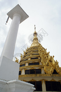 缅甸仰光ShwedagonPaya附近的金塔和柱子图片