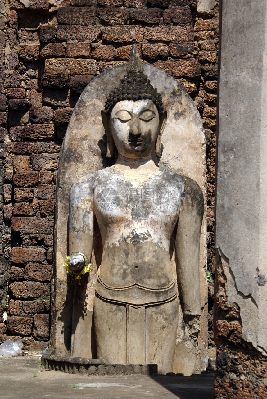 泰国西萨查纳莱摩诃法寺的墙和立佛图片