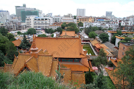 昆明老佛教寺庙的屋顶背景图片