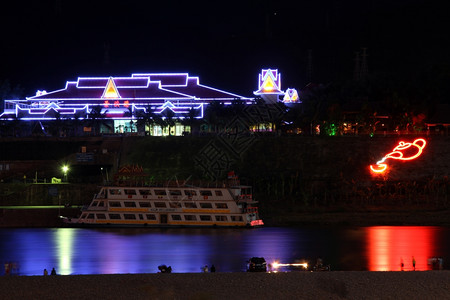 金虹大约2012年7月湄公河上的餐馆和船图片
