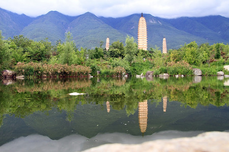 达利的三个塔和池塘图片