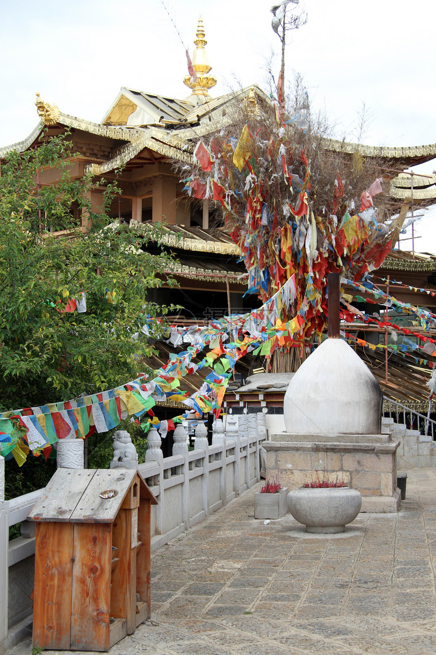 香格里拉山顶的佛教寺庙图片