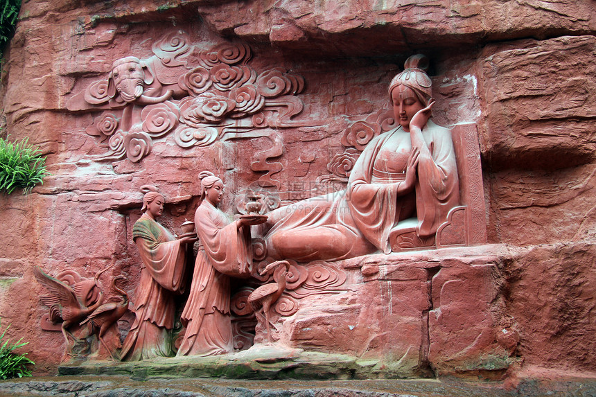 EmeiSDhan岩石墙附近的佛教宗图片