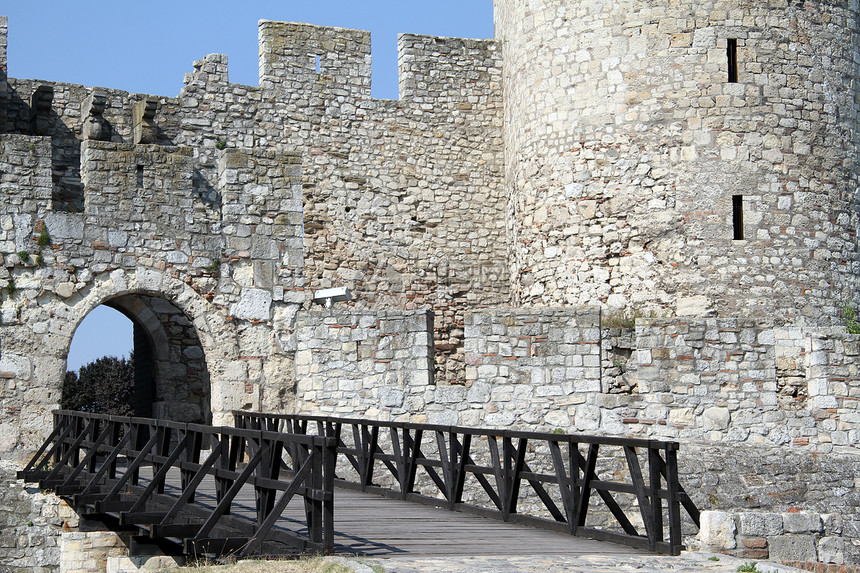塞尔维亚比奥格勒堡垒的Wooden桥图片