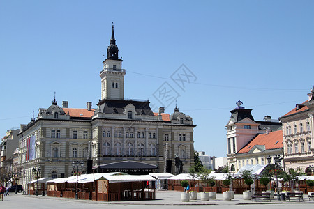 塞尔维亚NoviSad主广场上的旧建筑图片