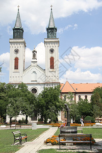 在塞尔维亚Sombor有两座塔的旧教堂图片