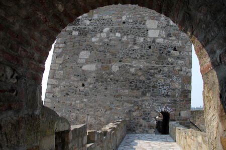德沙雷特塞尔维亚斯梅德雷沃堡垒的Arc和石塔背景