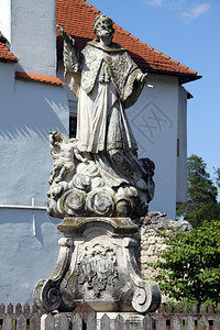 克罗地亚瓦拉日丁市中心城堡附近的圣人雕像图片
