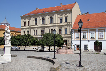克罗地亚Osijek广场建筑物的法卡迪斯图片