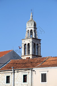 位于克罗地亚瓦拉卢卡的钟塔楼顶和高清图片