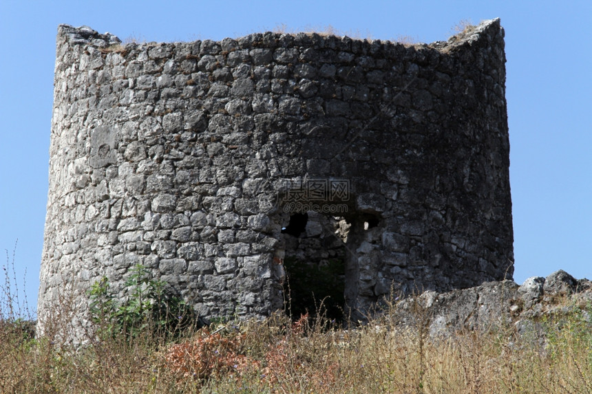 黑山莱森德罗堡垒旧石塔的废墟图片