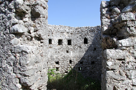 黑山维尔帕扎尔附近的莱森德罗要塞遗址内图片