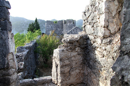 堆沙城堡黑山Virpazar附近的旧堡垒Besac的废墟背景
