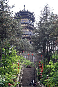 青华山佛教寺庙的楼梯和高塔背景图片