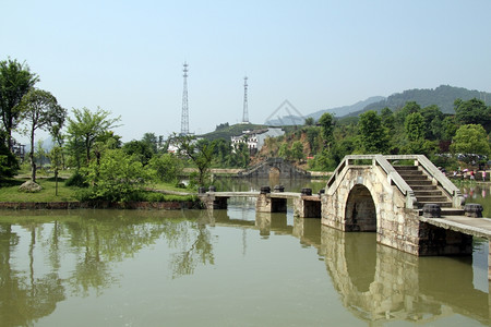 谢克西安镇湖边的桥和公园背景图片