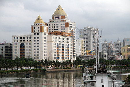 海南岛口的新大建筑和船背景图片