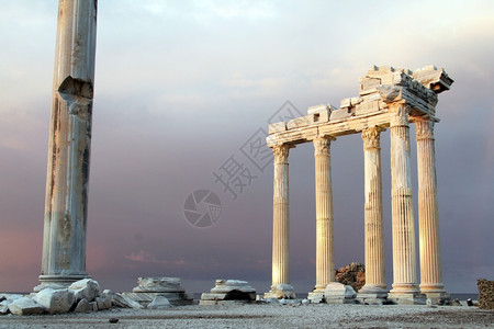 土耳其阿波罗寺庙的废墟图片