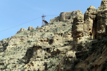 索罗亚斯德寺庙QaleheDoktar的吊椅和废墟背景图片
