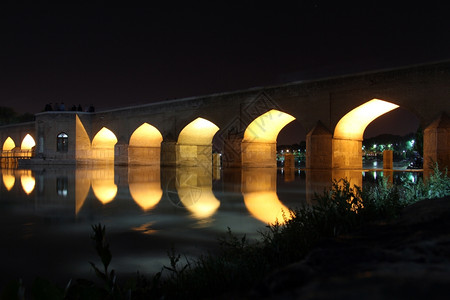 伊朗Esfahan的长桥夜间有拱门背景图片